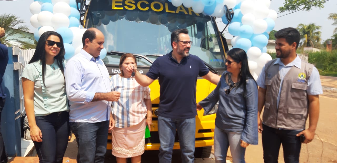 Vereadores participam de solenidade de entrega de ônibus escolar